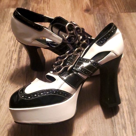 SPIRIT HALLOWEEN BLACK & WHITE HIGH HEELS SZ 9 - Picture 2 of 4